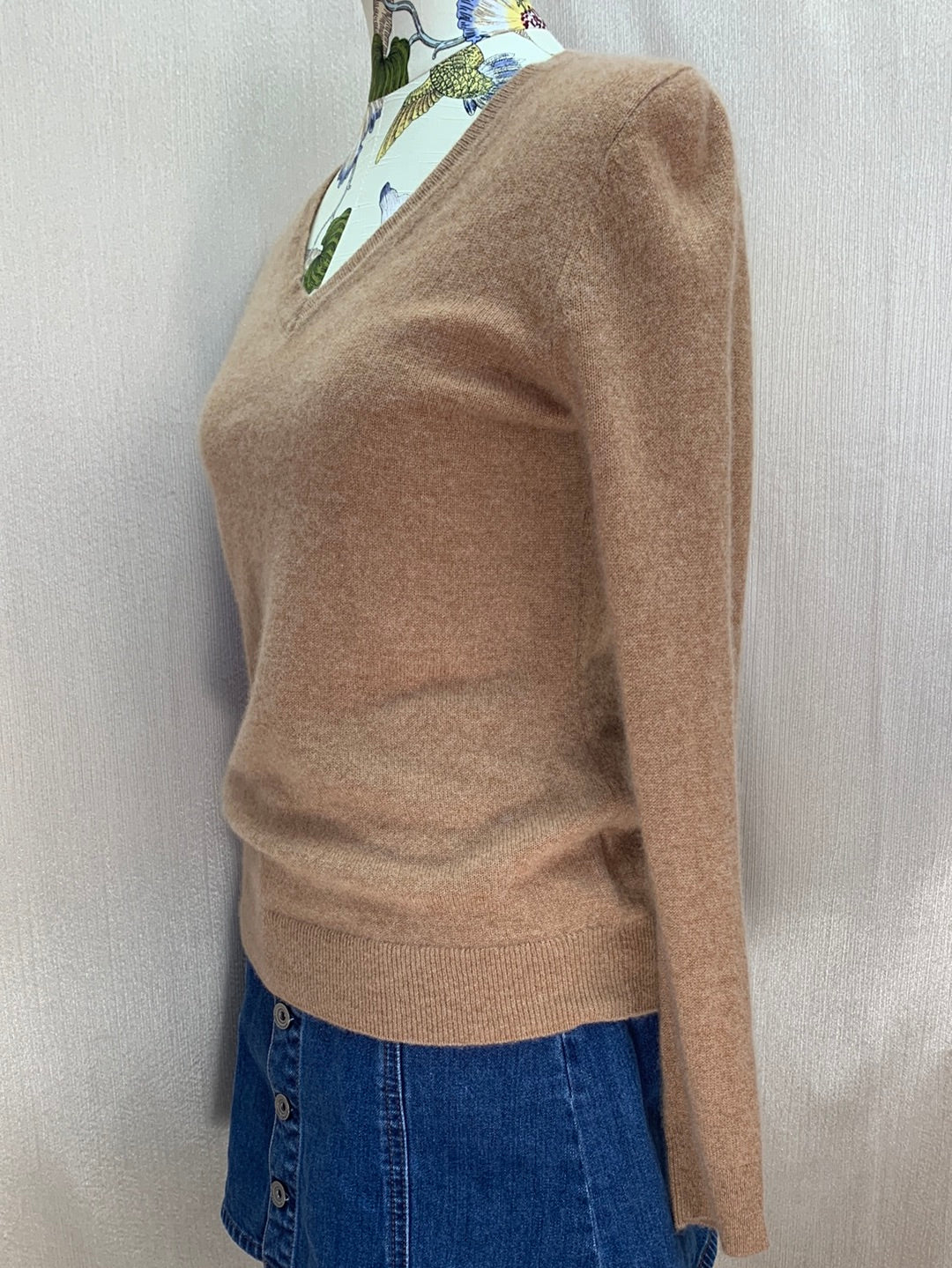 TAHARI tan 100% 2-Ply Cashmere Long Sleeve V-Neck Sweater - M
