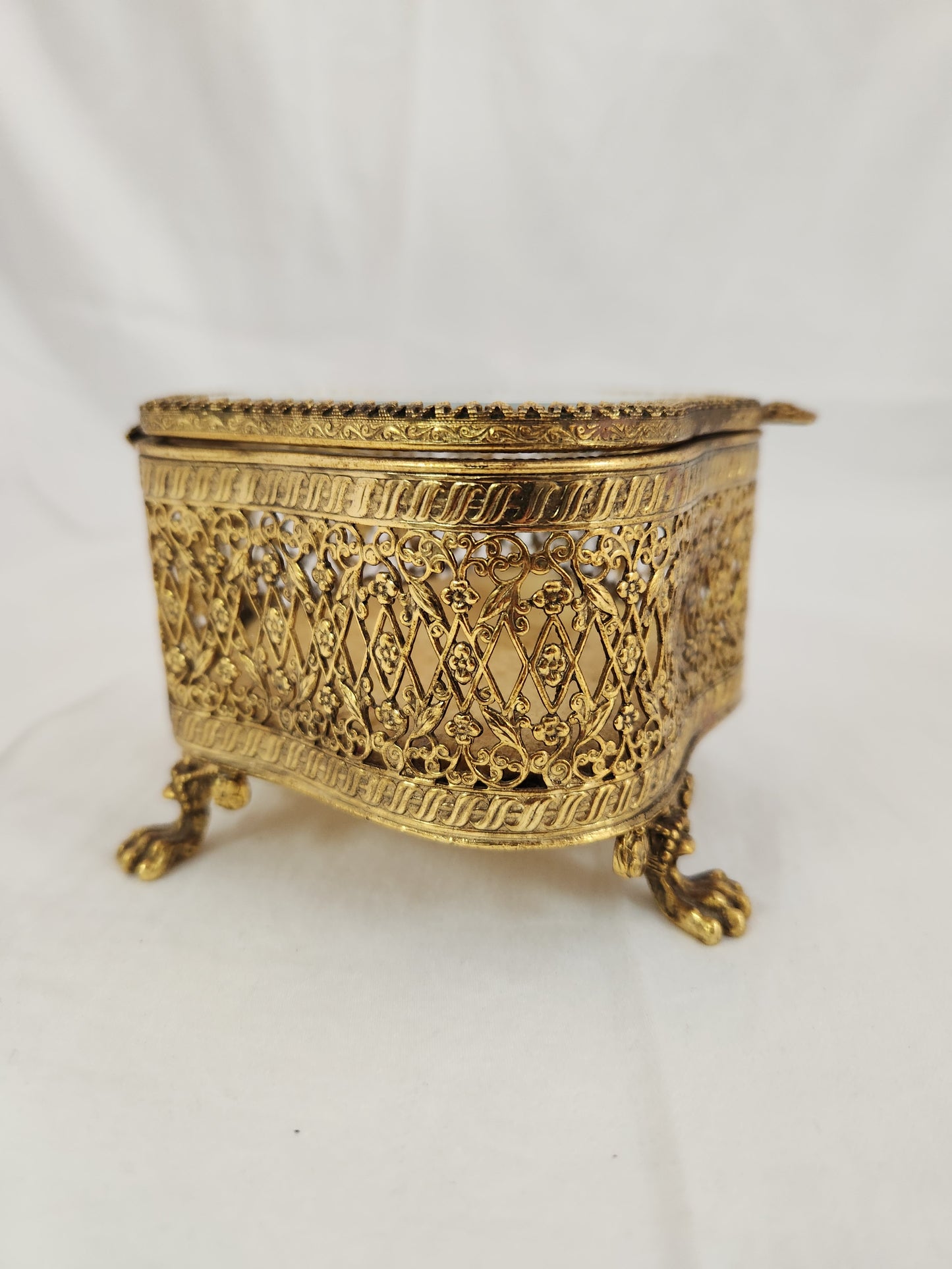 VTG - STYLEBUILT Accessories Filigree Gold Tone Trinket Box w/Beveled Glass Top