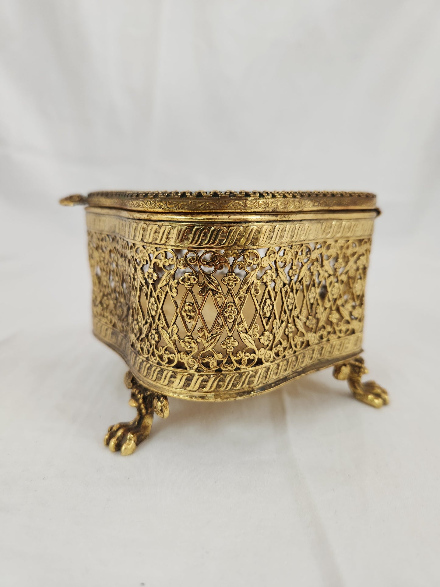 VTG - STYLEBUILT Accessories Filigree Gold Tone Trinket Box w/Beveled Glass Top