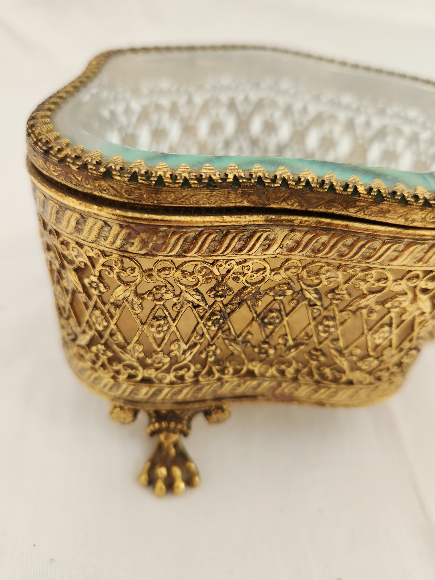 VTG - STYLEBUILT Accessories Filigree Gold Tone Trinket Box w/Beveled Glass Top
