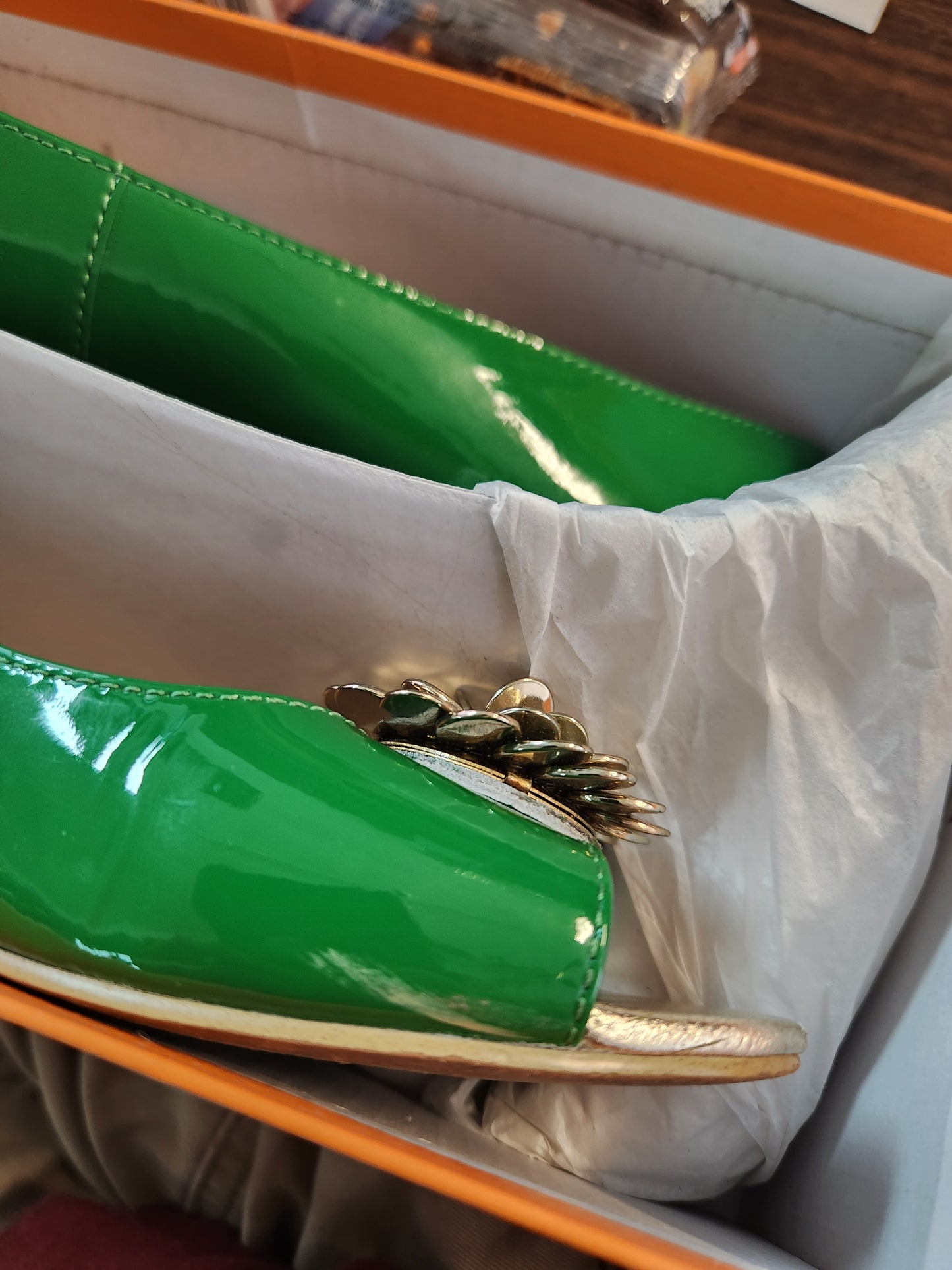 KATE SPADE Women's Green Patent Leather Flats with Gold Floral Embellishment - Size 6.5