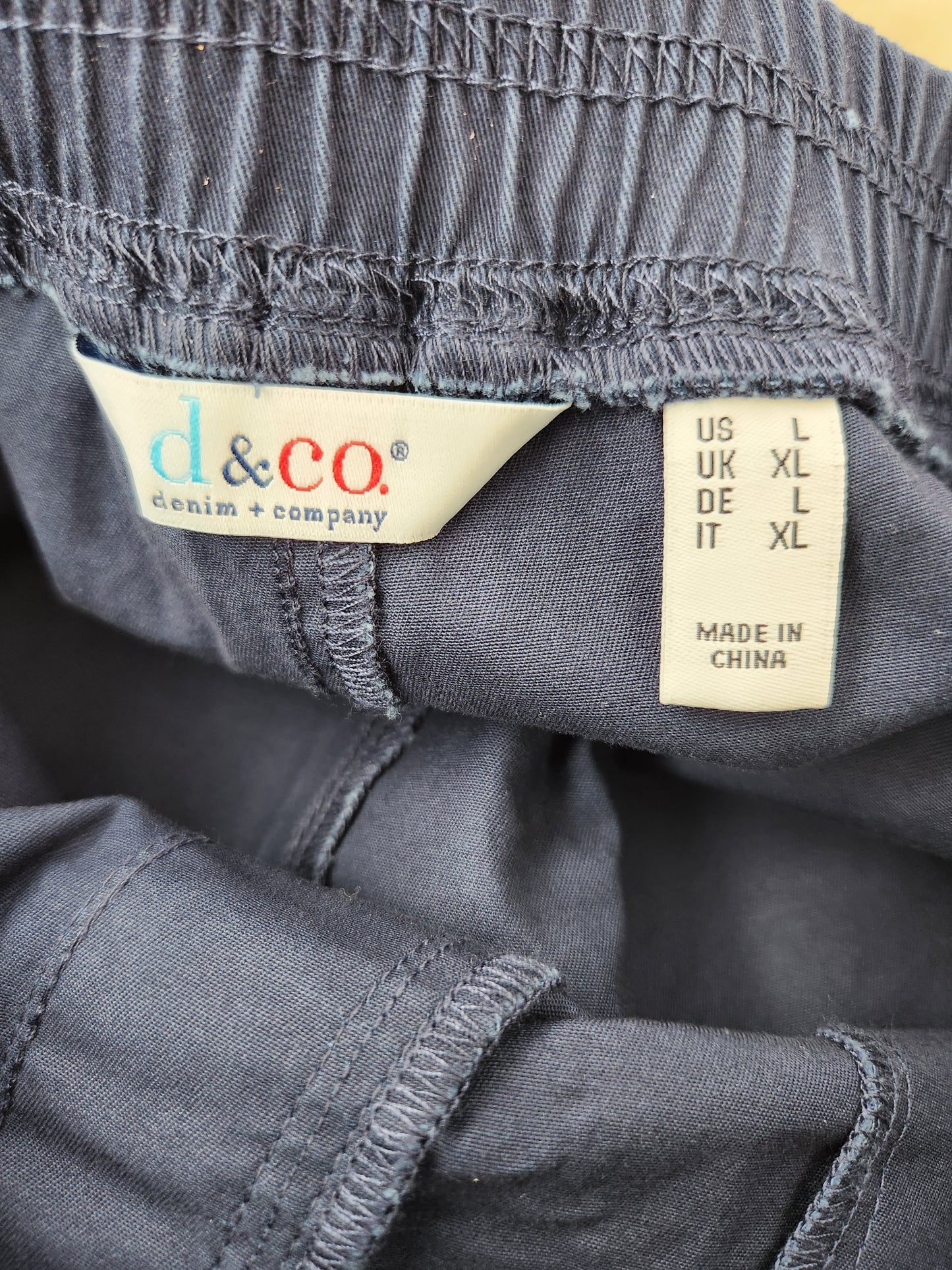 D&Co Navy Elastic Waistband Capri Pants - Size: L