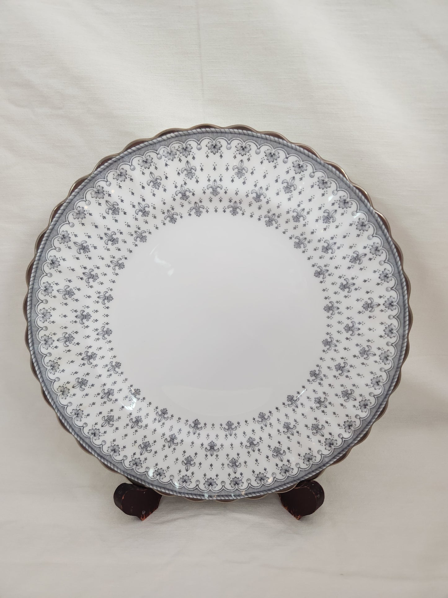 Fleur de Lys Grey 10-5/8" Dinner Plate by Spode (Bone, Platinum Trim) - Y7515