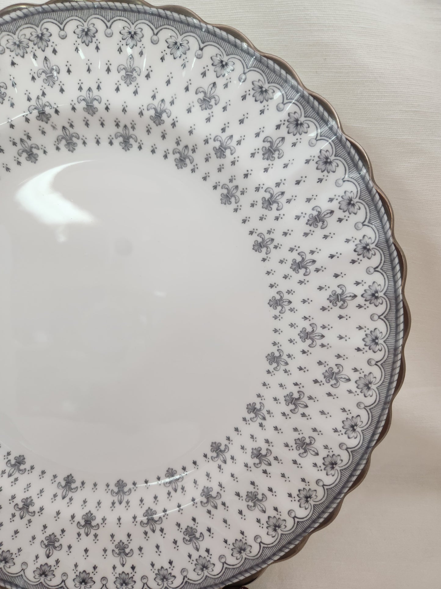 Fleur de Lys Grey 10-5/8" Dinner Plate by Spode (Bone, Platinum Trim) - Y7515