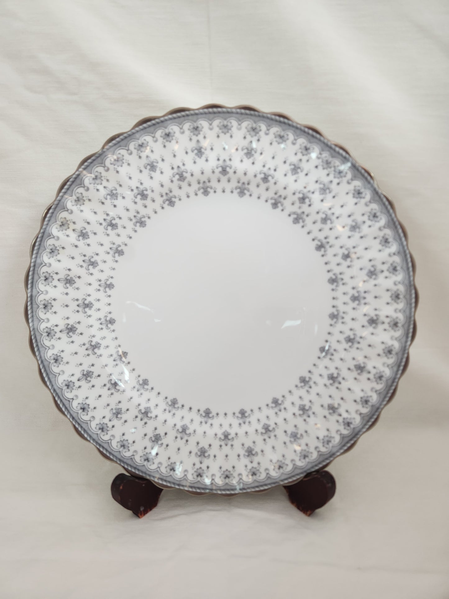 Fleur de Lys Grey 10-5/8" Dinner Plate by Spode (Bone, Platinum Trim) - Y7515