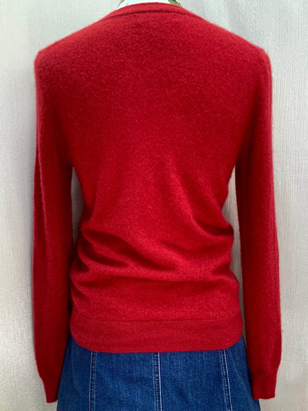 TAHARI red 100% 2-Ply Cashmere Long Sleeve V-Neck Sweater - M