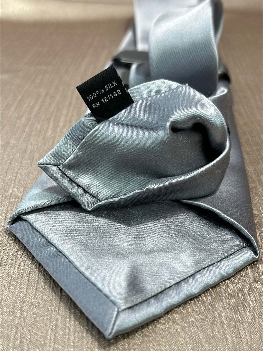 NWT - CALVIN KLEIN silver gray 100% Silk Extra Long Necktie - 4" x 63"