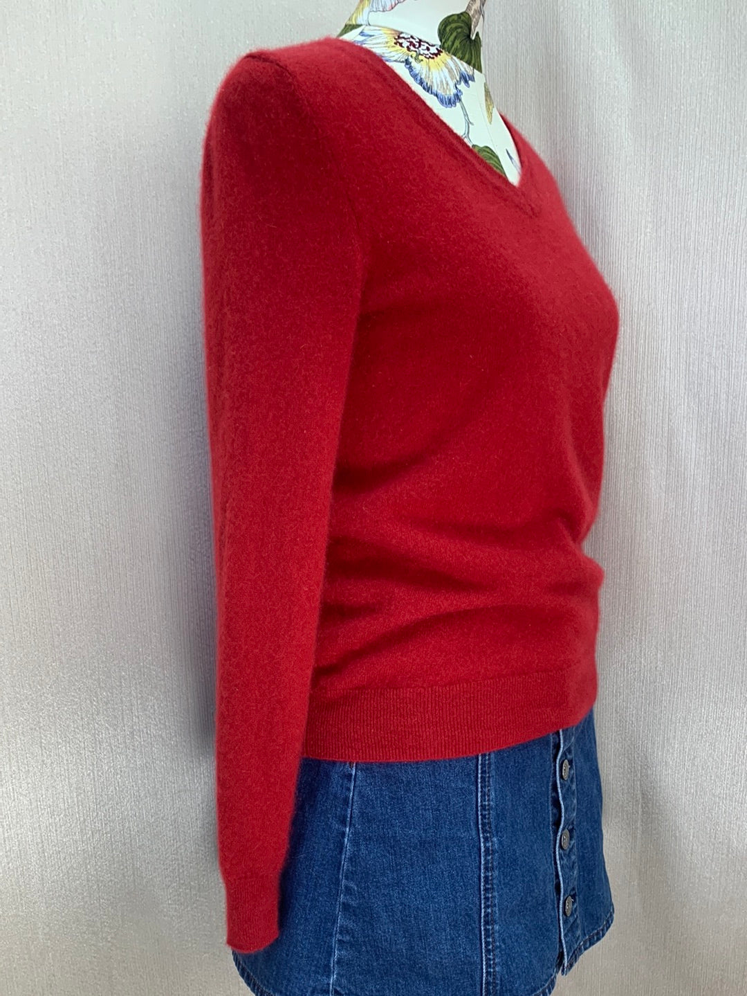 TAHARI red 100% 2-Ply Cashmere Long Sleeve V-Neck Sweater - M