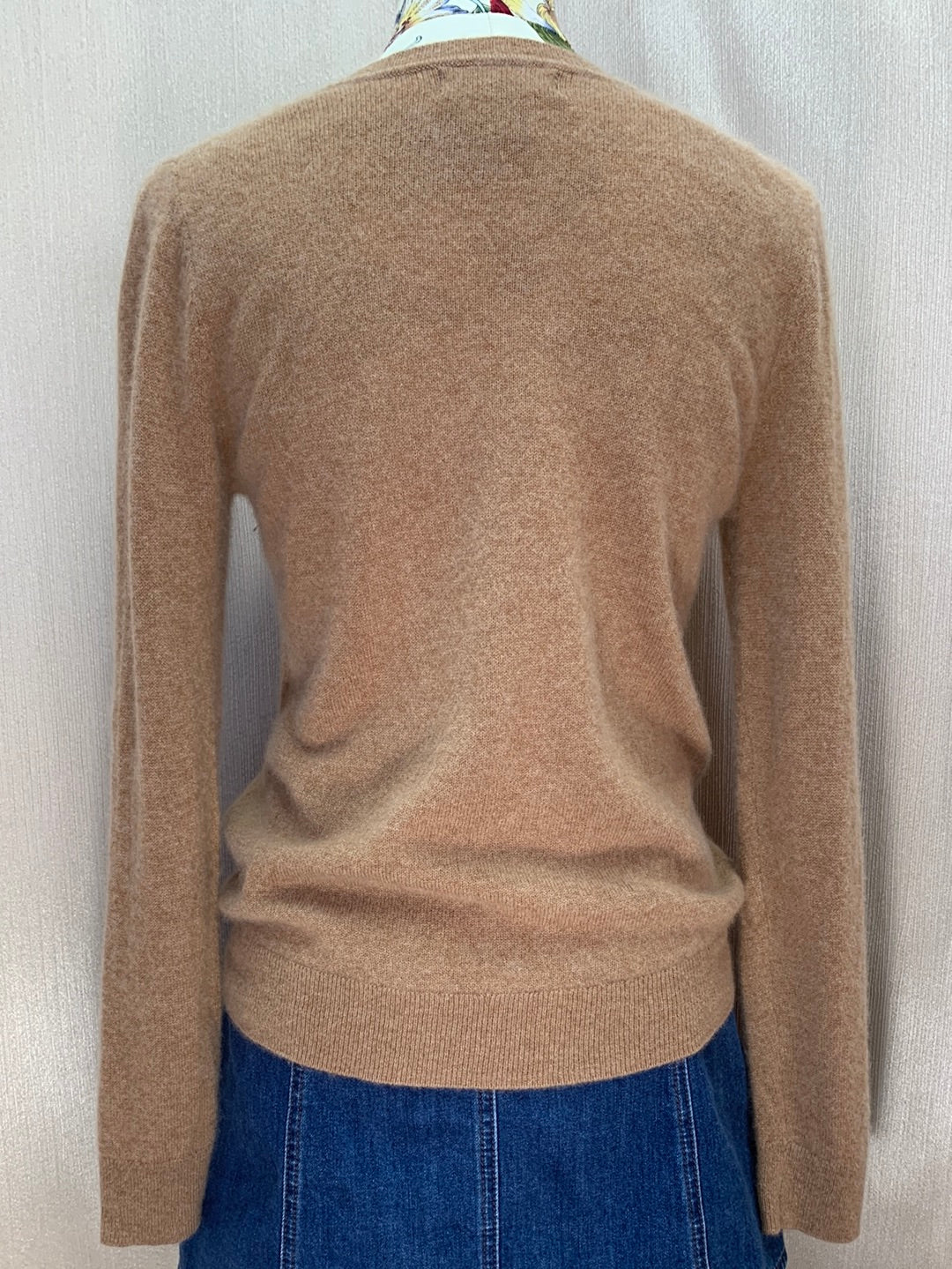 TAHARI tan 100% 2-Ply Cashmere Long Sleeve V-Neck Sweater - M