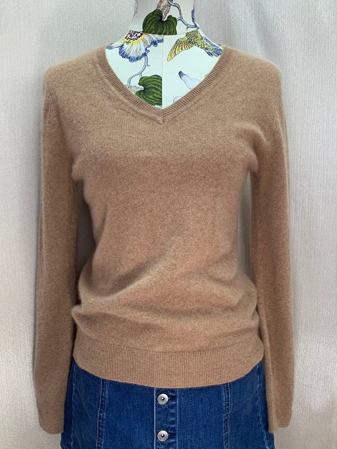 TAHARI tan 100% 2-Ply Cashmere Long Sleeve V-Neck Sweater - M