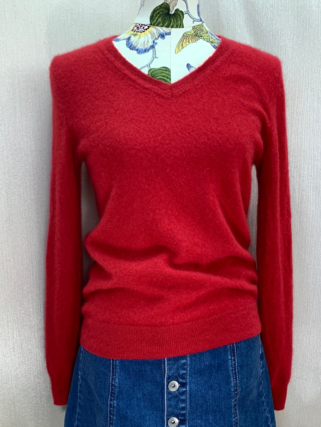 TAHARI red 100% 2-Ply Cashmere Long Sleeve V-Neck Sweater - M