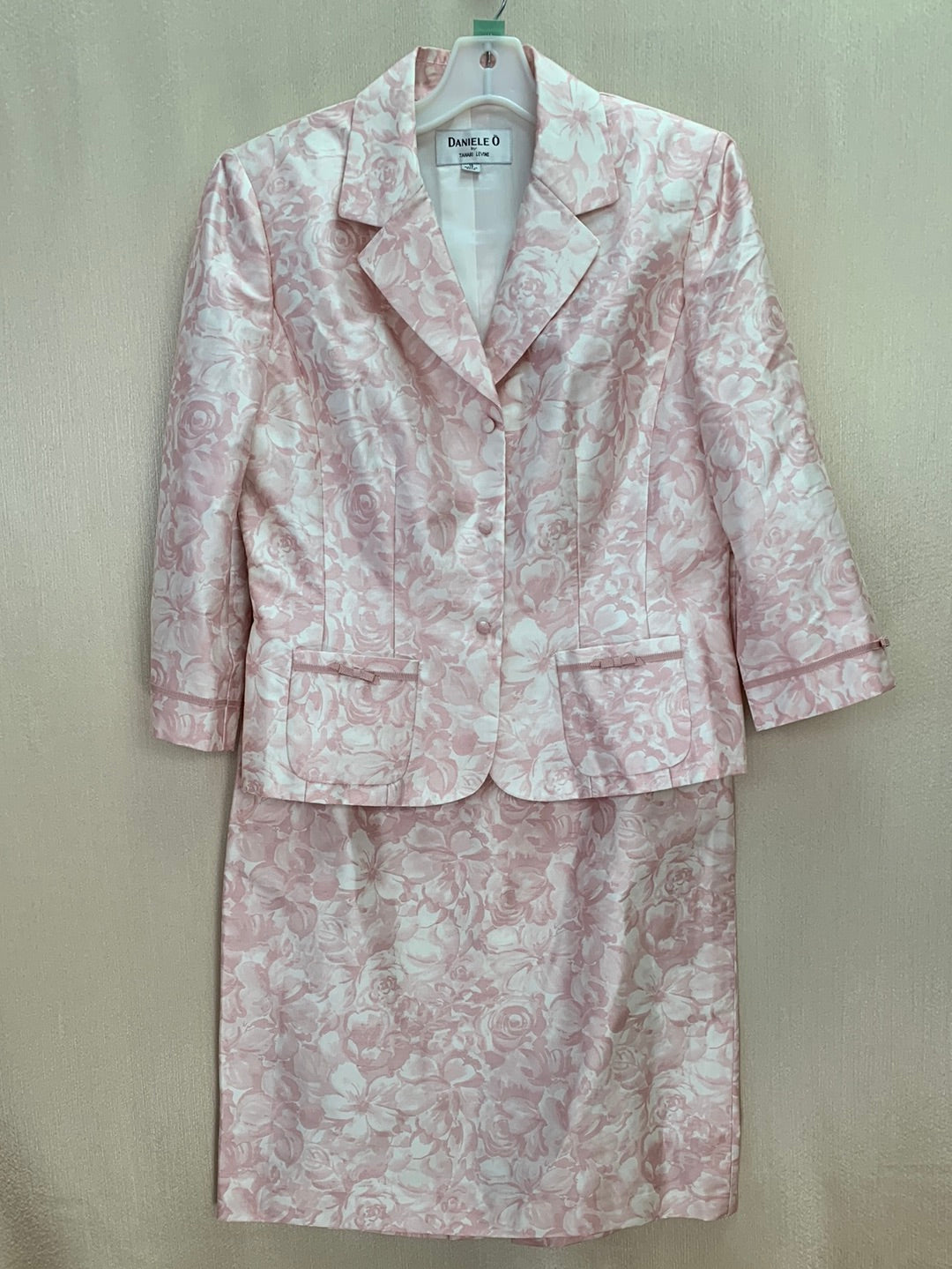 Pink tahari outlet suit