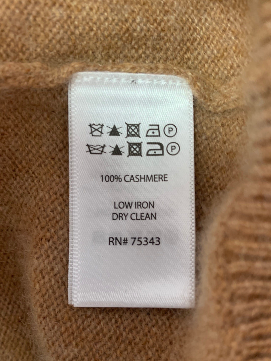 TAHARI tan 100% 2-Ply Cashmere Long Sleeve V-Neck Sweater - M