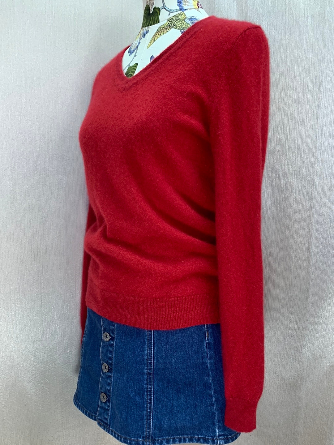 TAHARI red 100% 2-Ply Cashmere Long Sleeve V-Neck Sweater - M