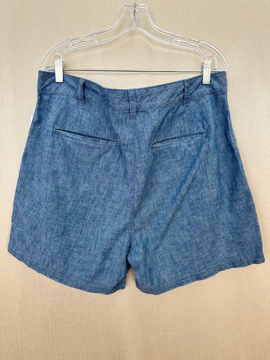 NWT - GAP blue chambray 5" Inseam Girlfriend Khaki Shorts - 18
