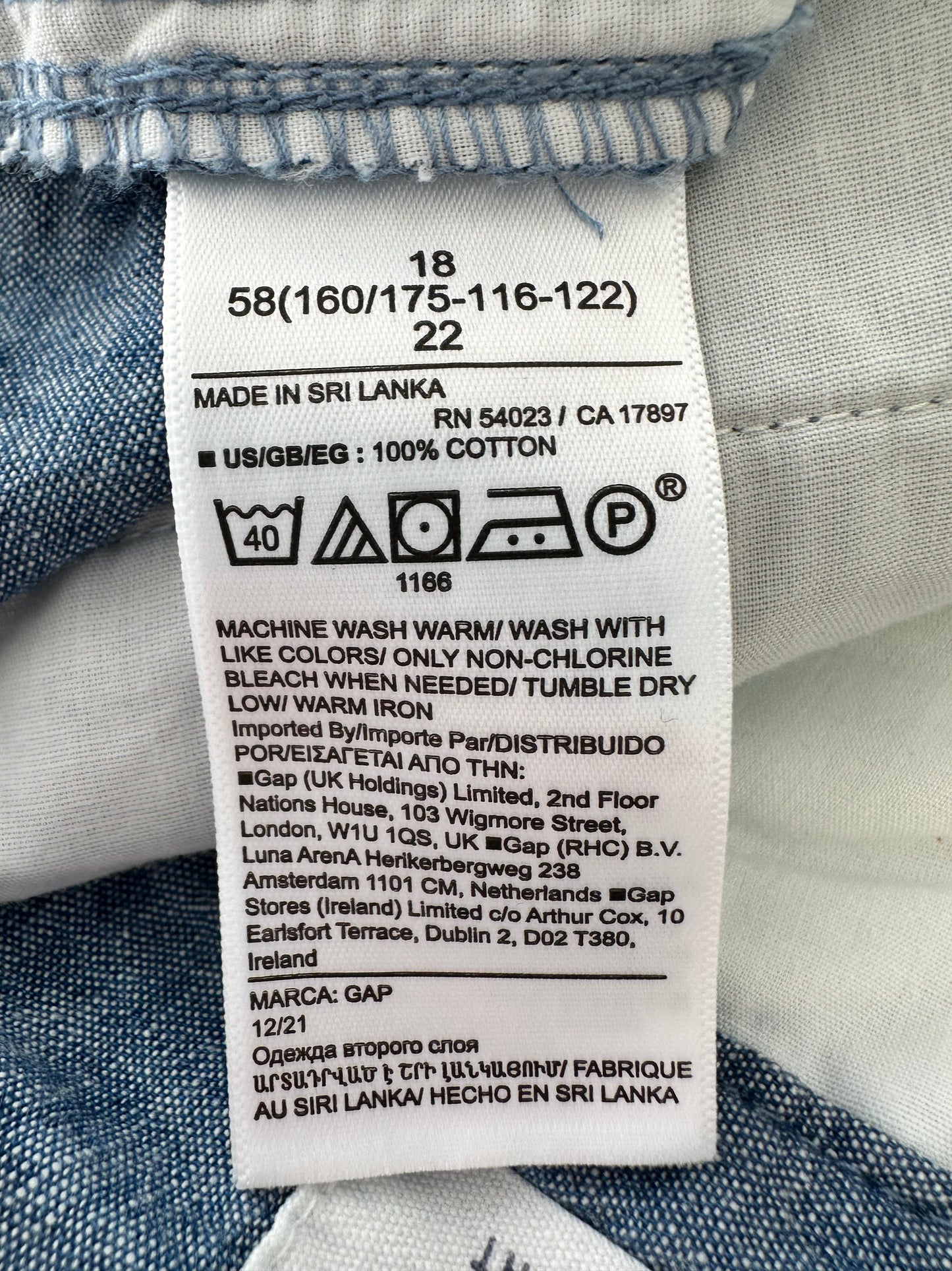 NWT - GAP blue chambray 5" Inseam Girlfriend Khaki Shorts - 18