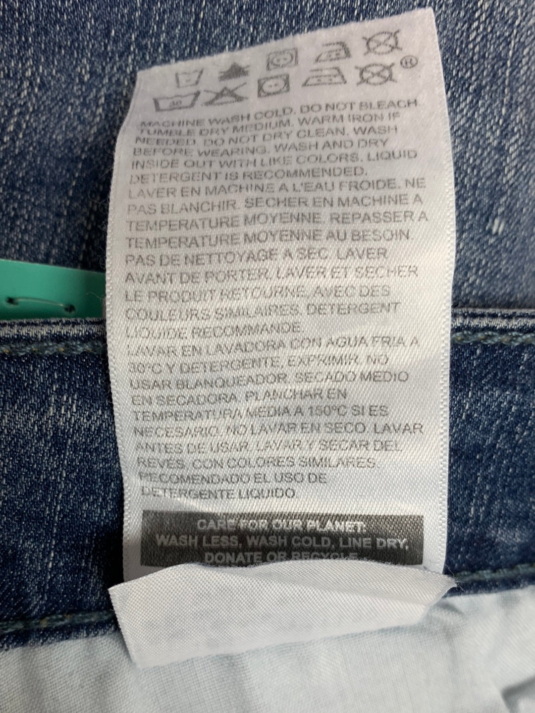 NWT - SIGNATURE LEVI medium wash Simply Stretch Mid Rise Straight Jeans - 18S / W34 L30
