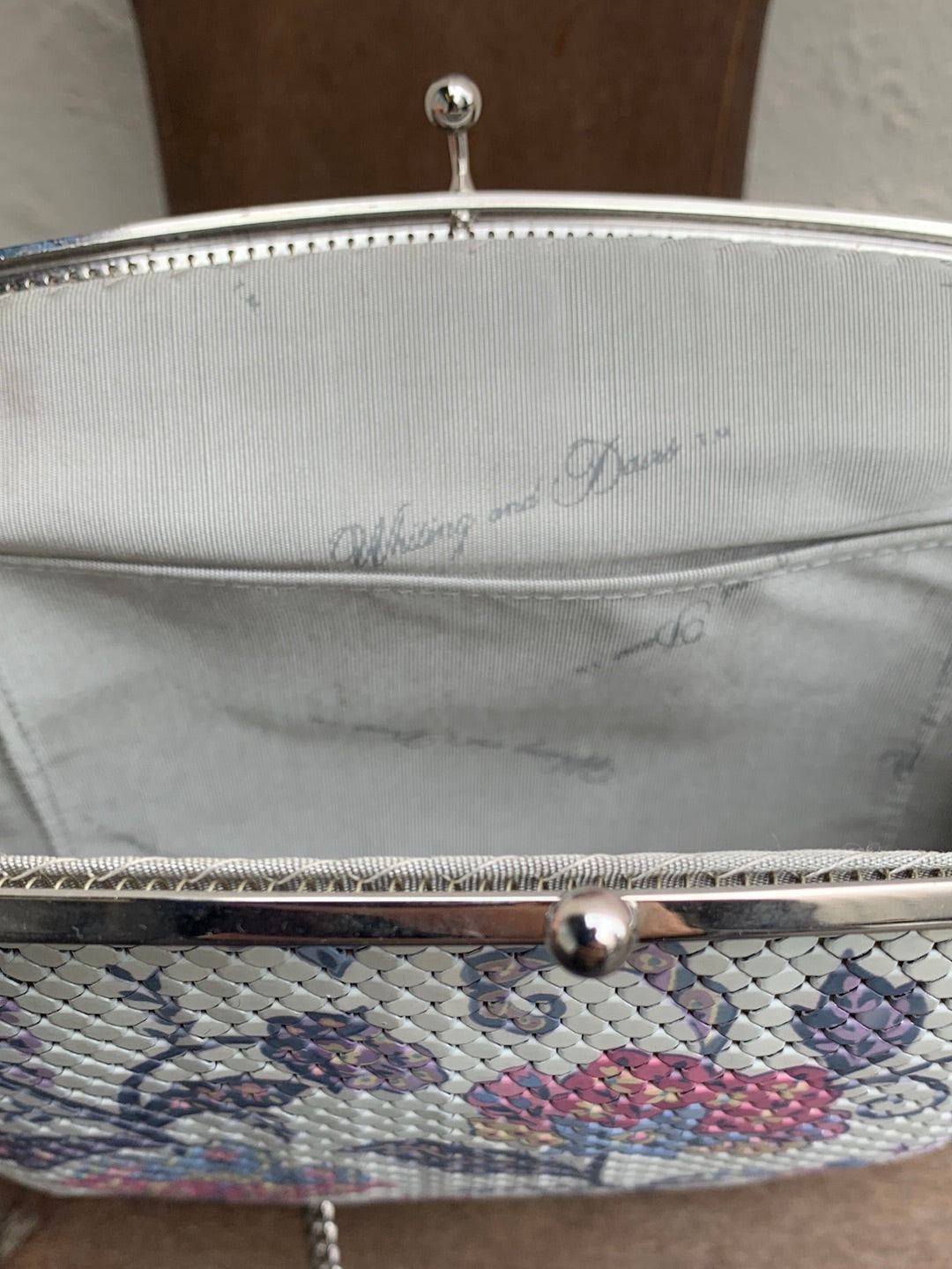 VINTAGE - WHITING AND DAVIS pink blue white Fliral Mesh 1985 Crossbody Kiss Clasp Purse