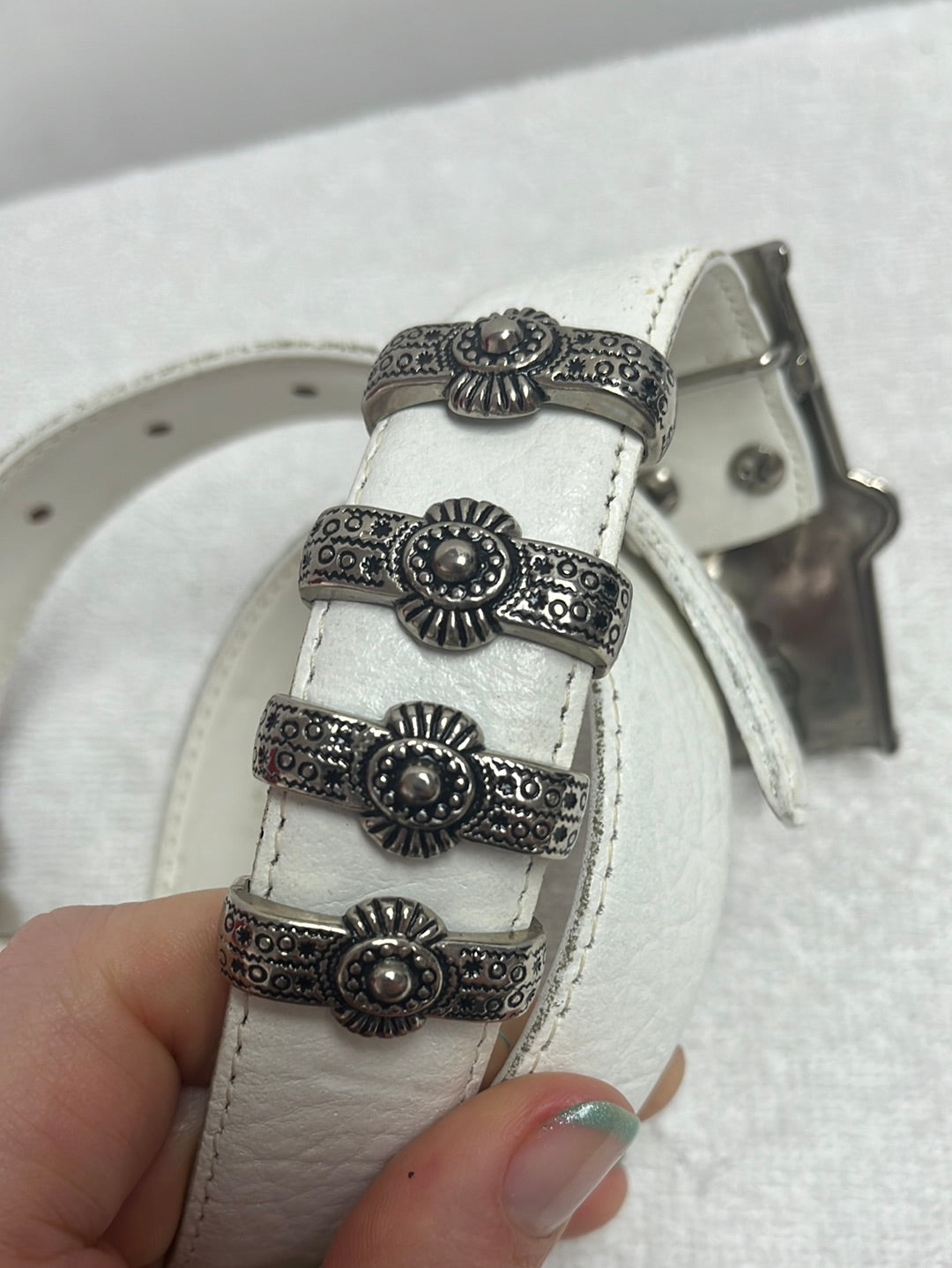 VTG -- AMANDA SMITH White Southwestern Style Belt w/ Silvertone Buckle and Details -- 33.5 inches