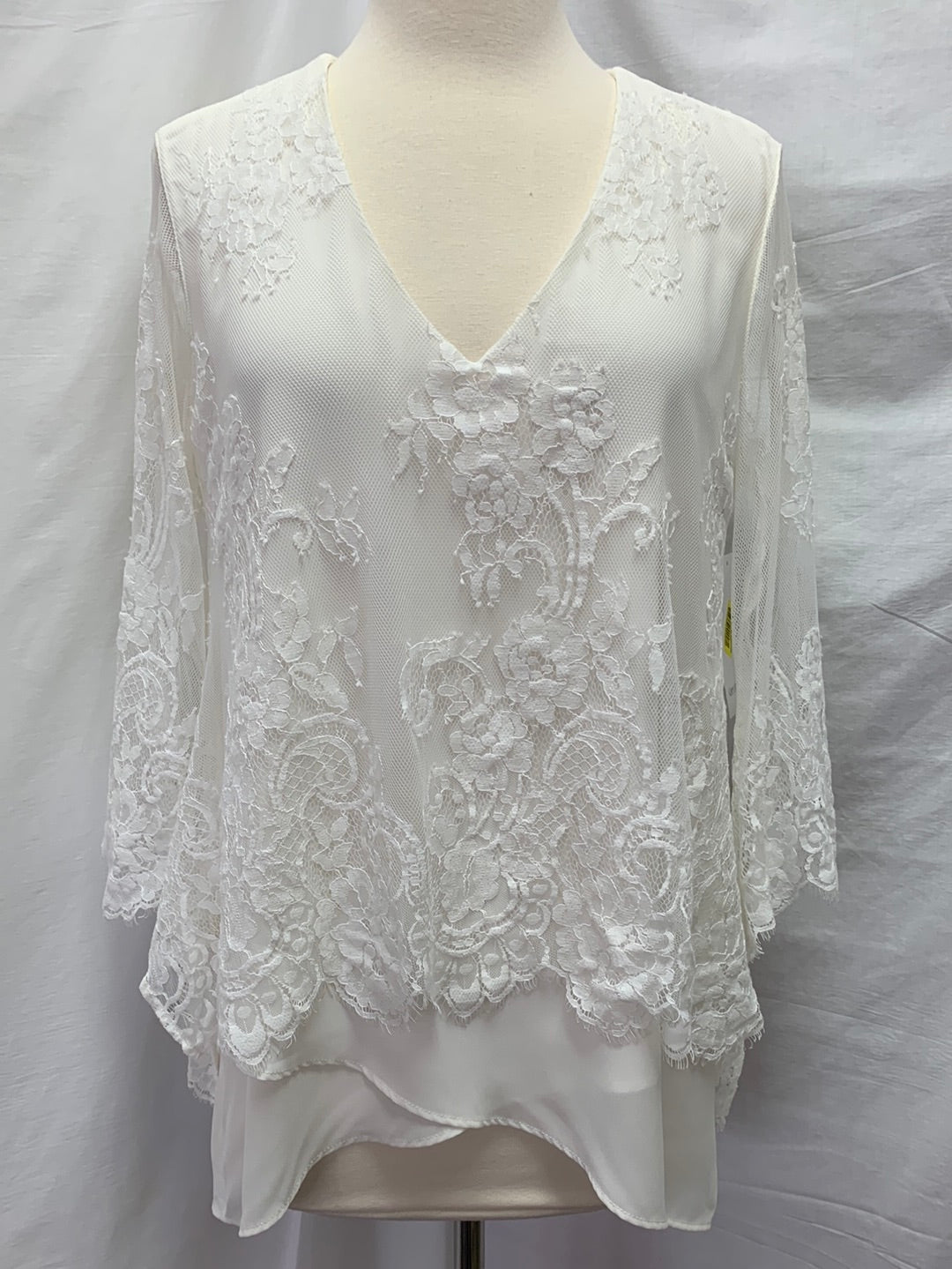 NWT - KAREN KANE off white Lace Overlay 3/4 Sleeve Top - Medium