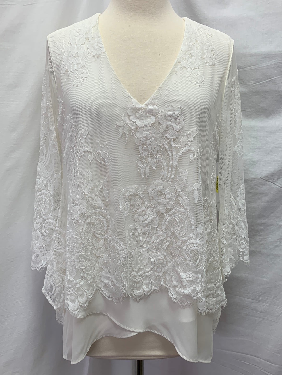 NWT - KAREN KANE off white Lace Overlay 3/4 Sleeve Top - Medium