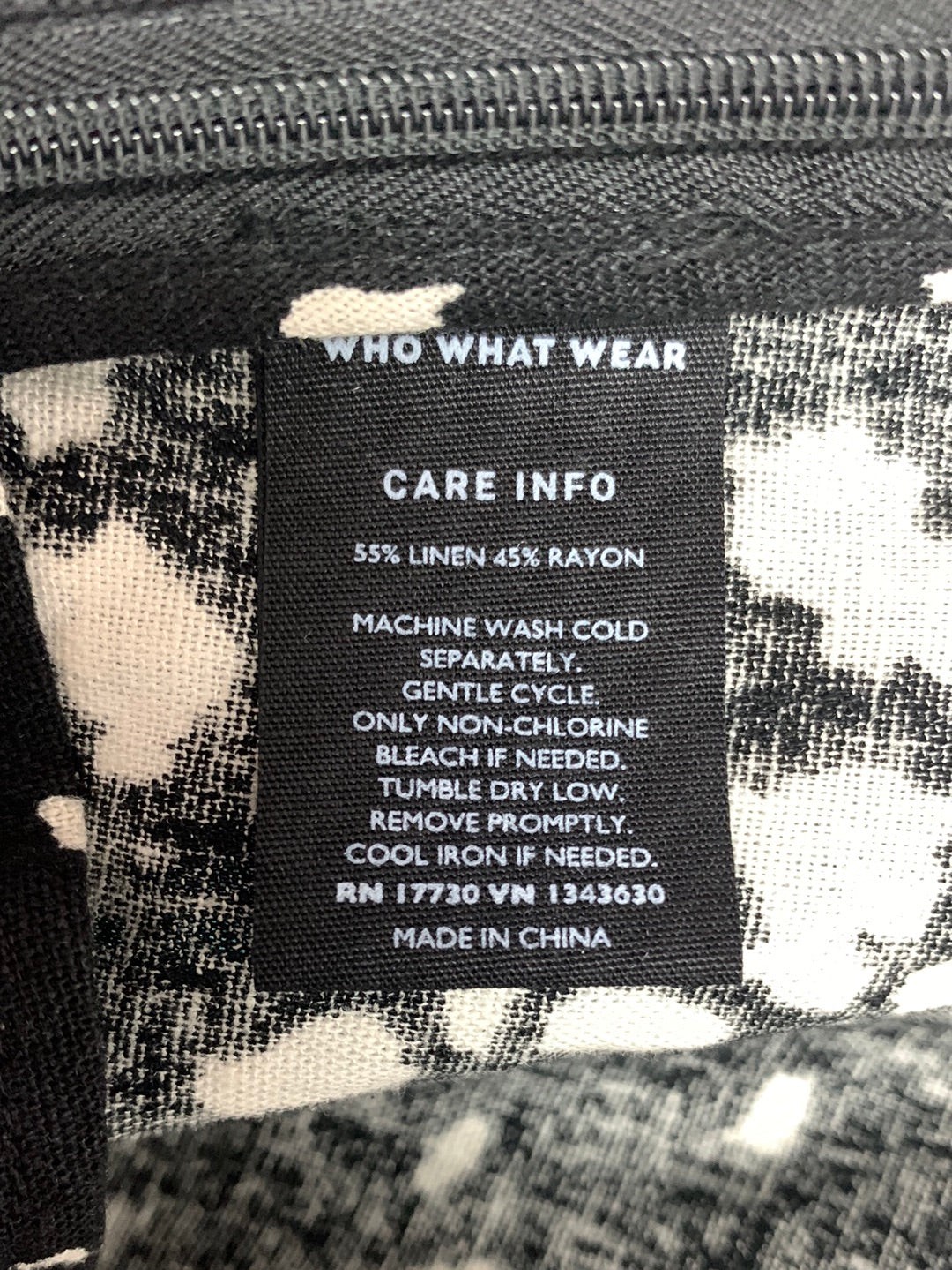 NWT - WHO WHAT WEAR black speckled spots Peplum Flutter Sleeve Shirt - Medium