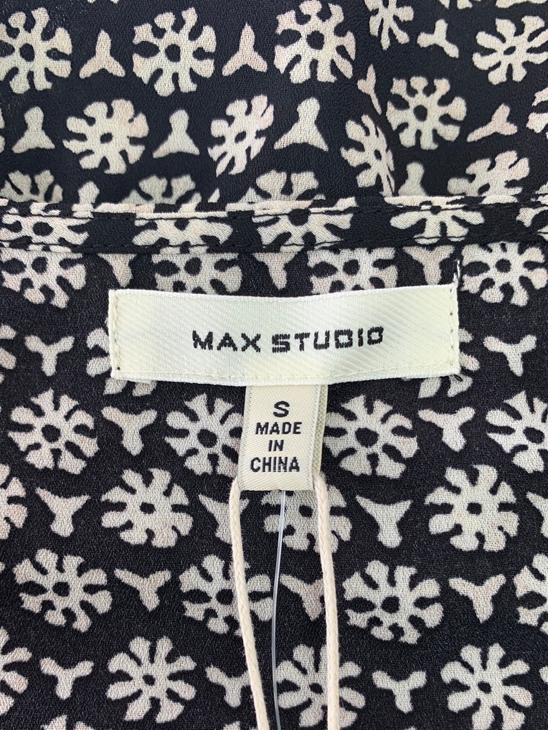 NWT - MAX STUDIO black print V-Neck Lightweight Smock Tie Blouse - S