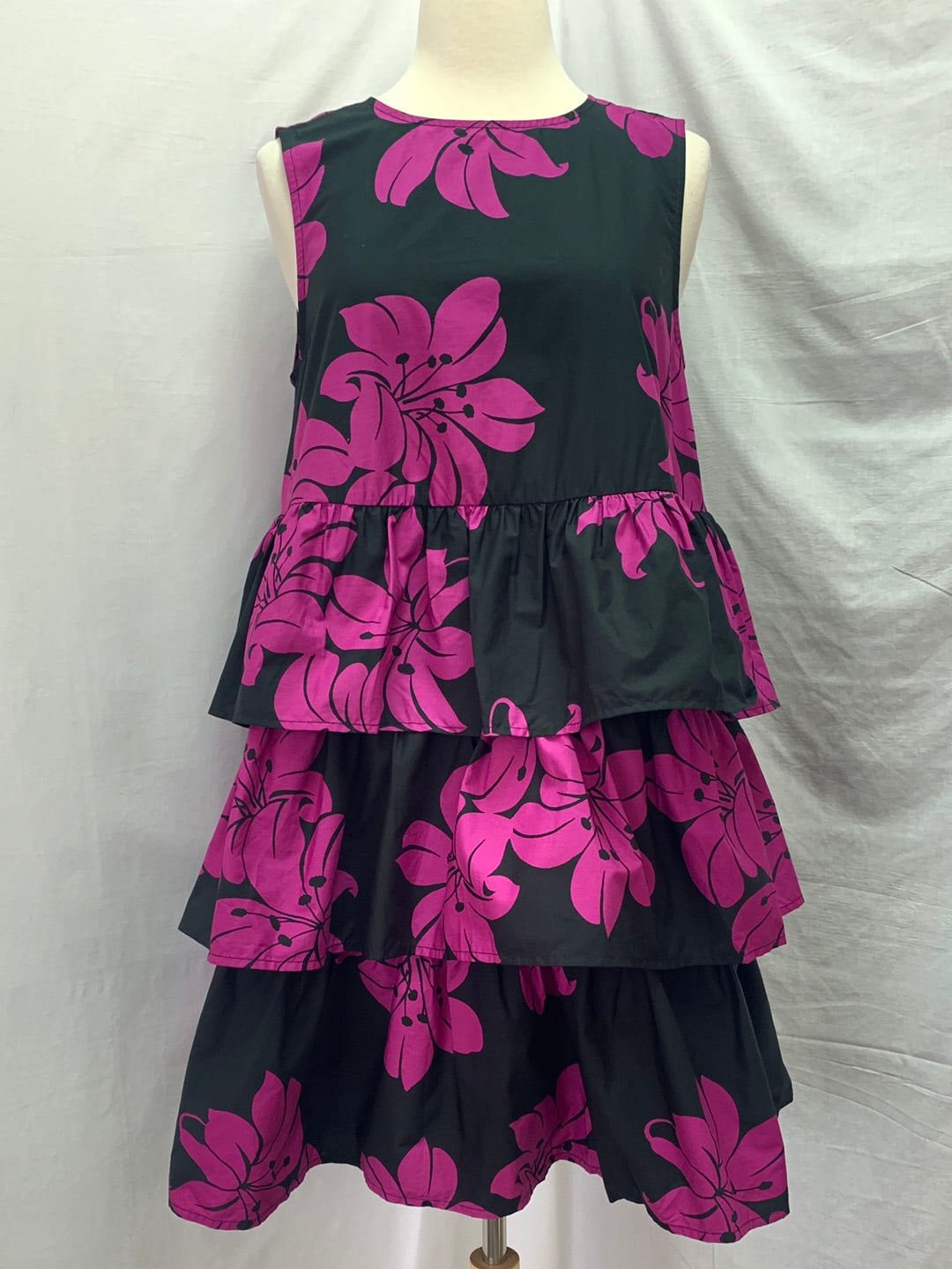 NWT - WHO WHAT WEAR purple floral Hot Hibiscus Sleeveless Ruffle Dress - Small