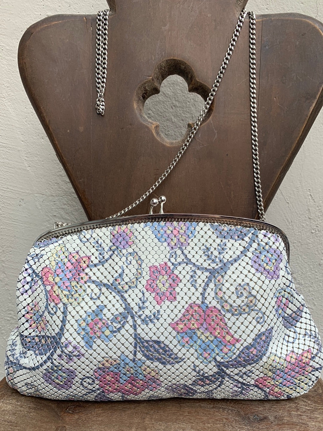 VINTAGE - WHITING AND DAVIS pink blue white Fliral Mesh 1985 Crossbody Kiss Clasp Purse