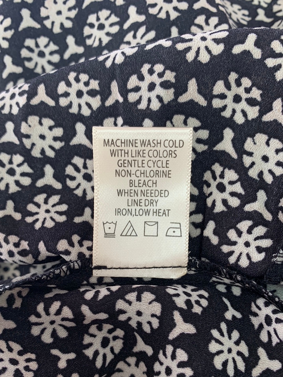NWT - MAX STUDIO black print V-Neck Lightweight Smock Tie Blouse - S