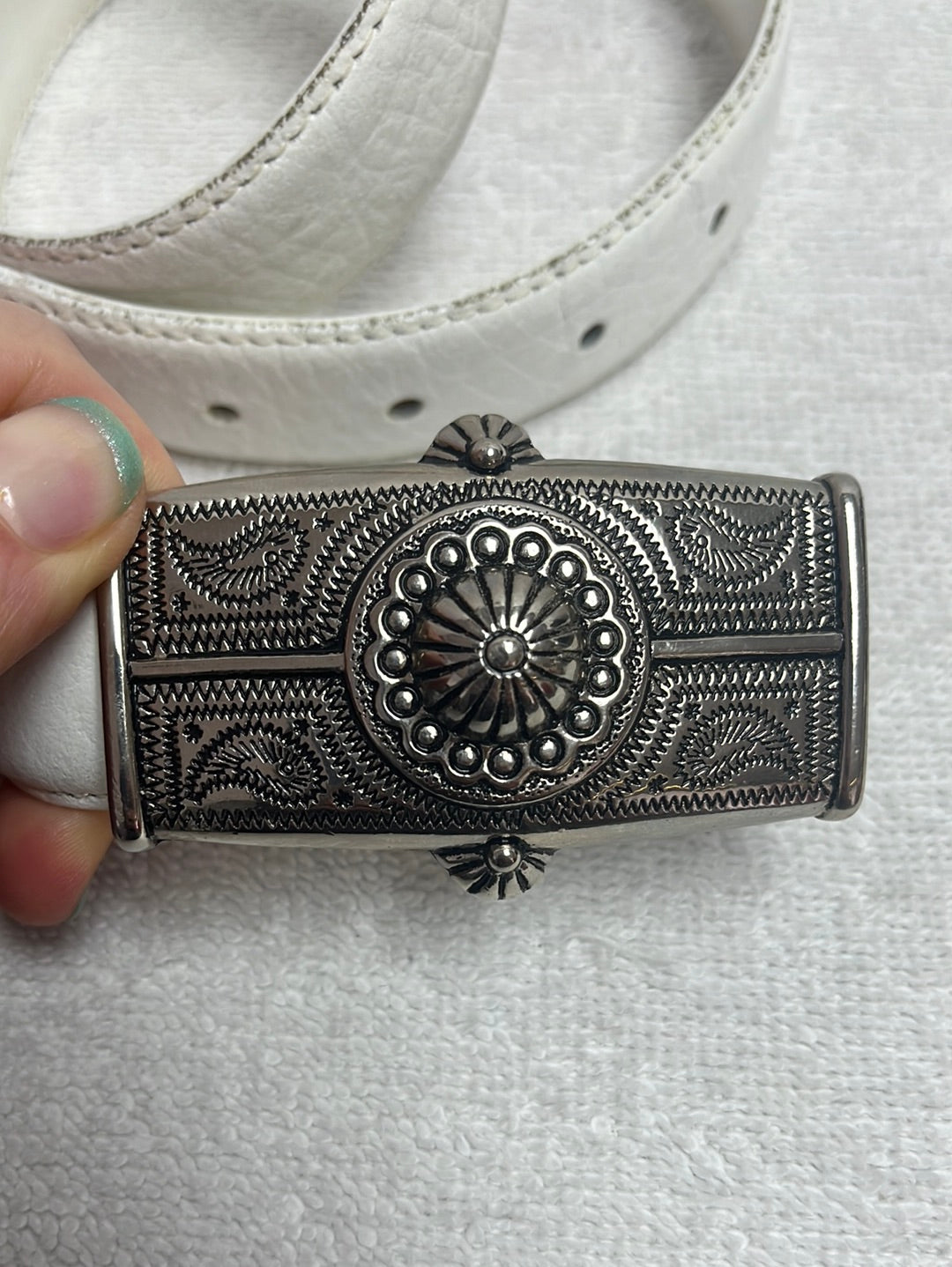 VTG -- AMANDA SMITH White Southwestern Style Belt w/ Silvertone Buckle and Details -- 33.5 inches
