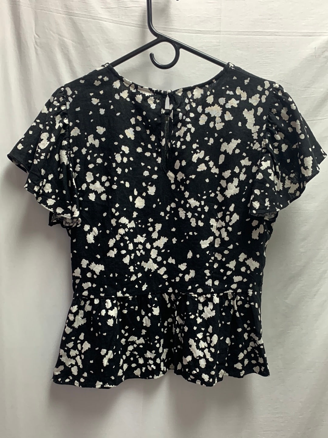 NWT - WHO WHAT WEAR black speckled spots Peplum Flutter Sleeve Shirt - Medium