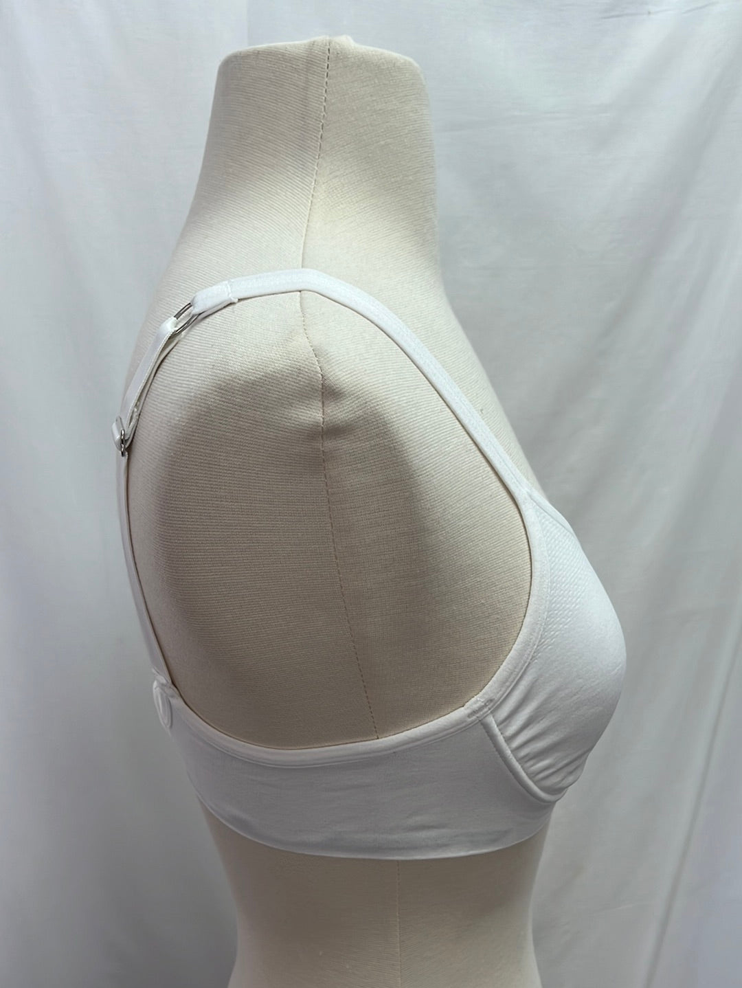 NIP -- ISIS Seamless White Underwire Bralette with Adjustable Band -- Size M