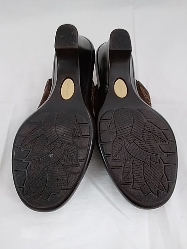 SOFTSPOTS Slip On Clogs Shoes Brown Suede Embroidered Leather Almond Toe Women's Size 10