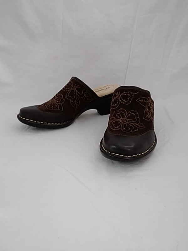 SOFTSPOTS Slip On Clogs Shoes Brown Suede Embroidered Leather Almond Toe Women's Size 10