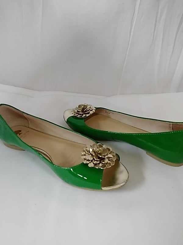 KATE SPADE Women's Green Patent Leather Flats with Gold Floral Embellishment - Size 6.5