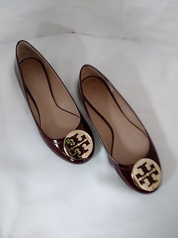 TORY BURCH Mahogany Reva Patent Leather Ballet Flats w/ Gold Medallion Logo - Size 8.5