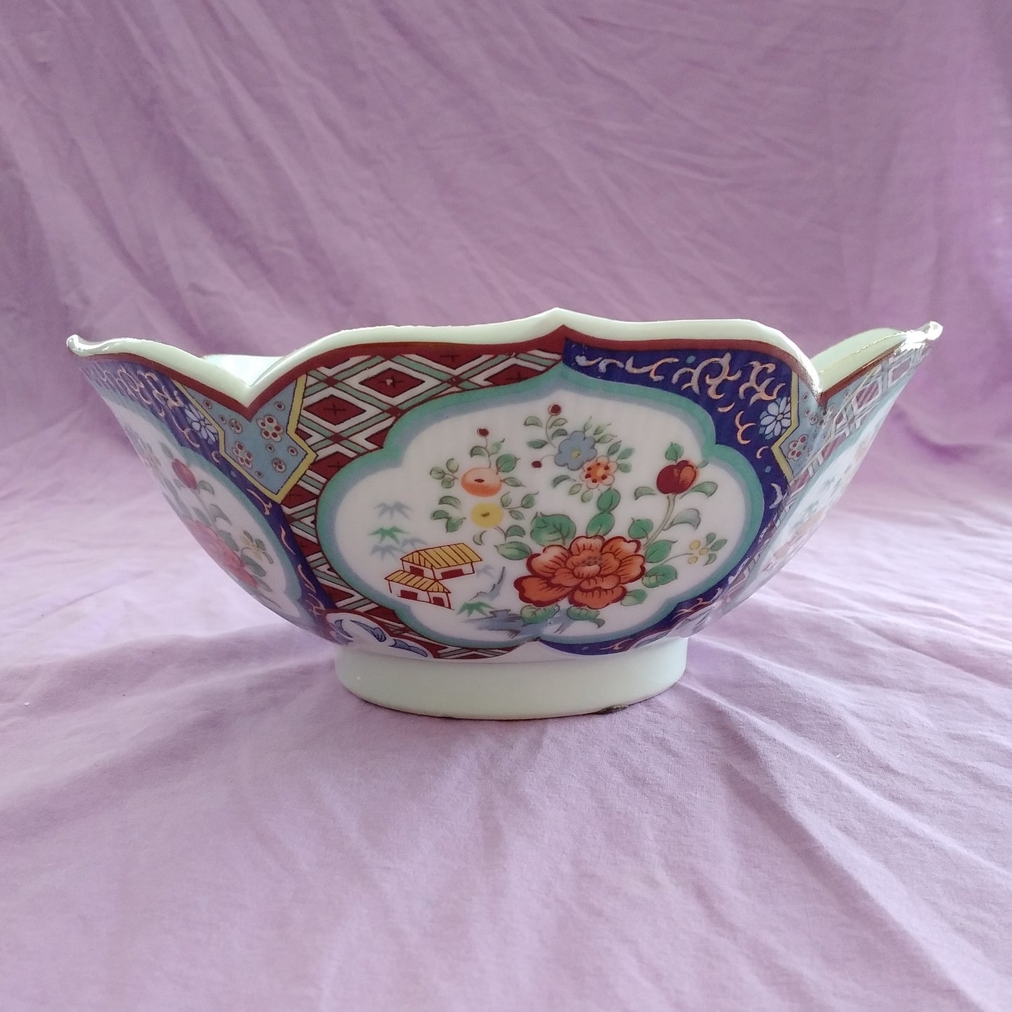 Imari Ware Porcelain Lotus Flower Scalloped 7" Bowl