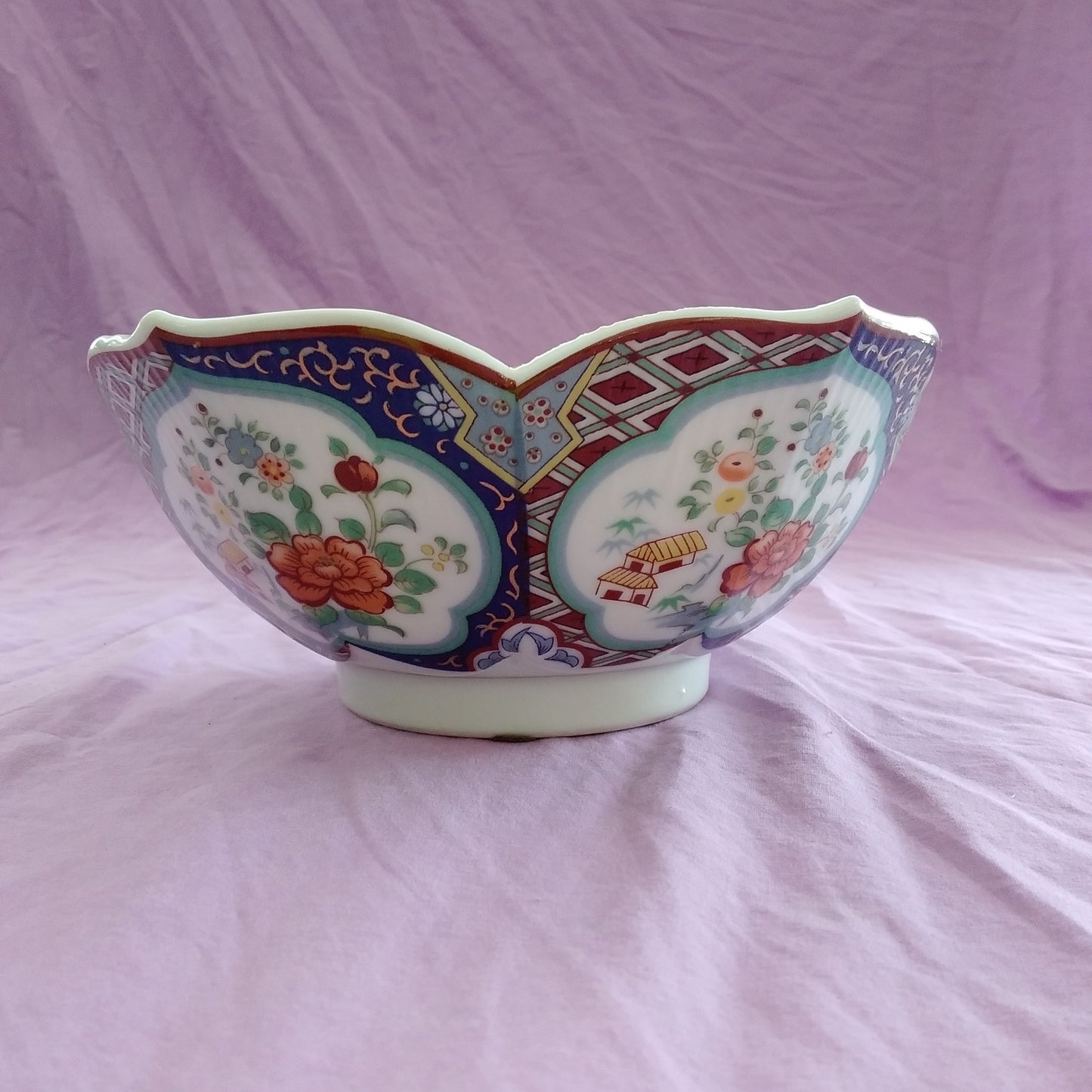 Imari Ware Porcelain Lotus Flower Scalloped 7" Bowl