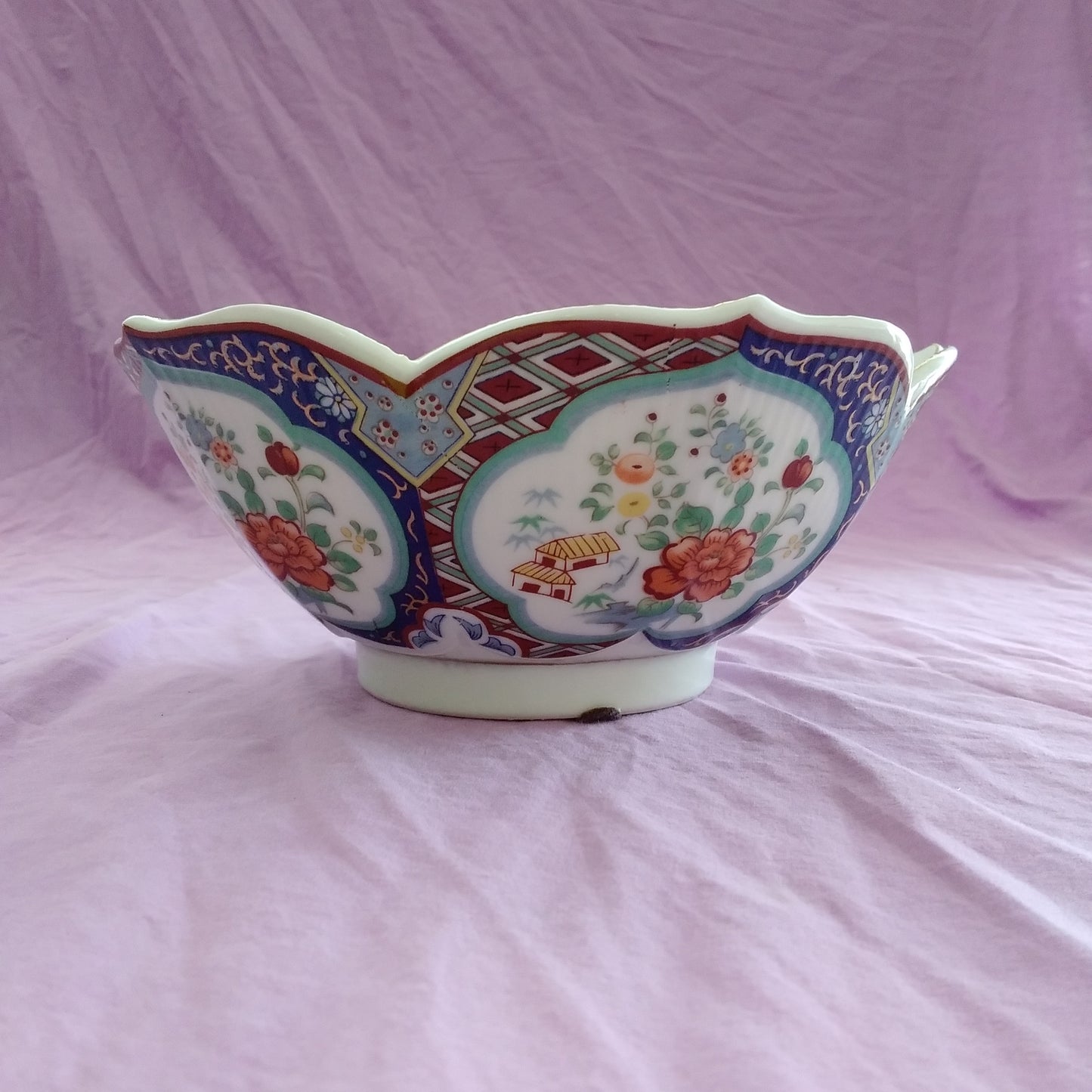 Imari Ware Porcelain Lotus Flower Scalloped 7" Bowl