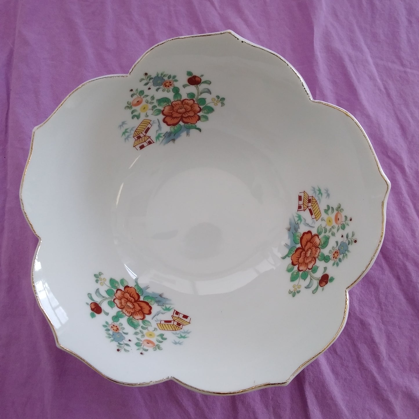 Imari Ware Porcelain Lotus Flower Scalloped 7" Bowl
