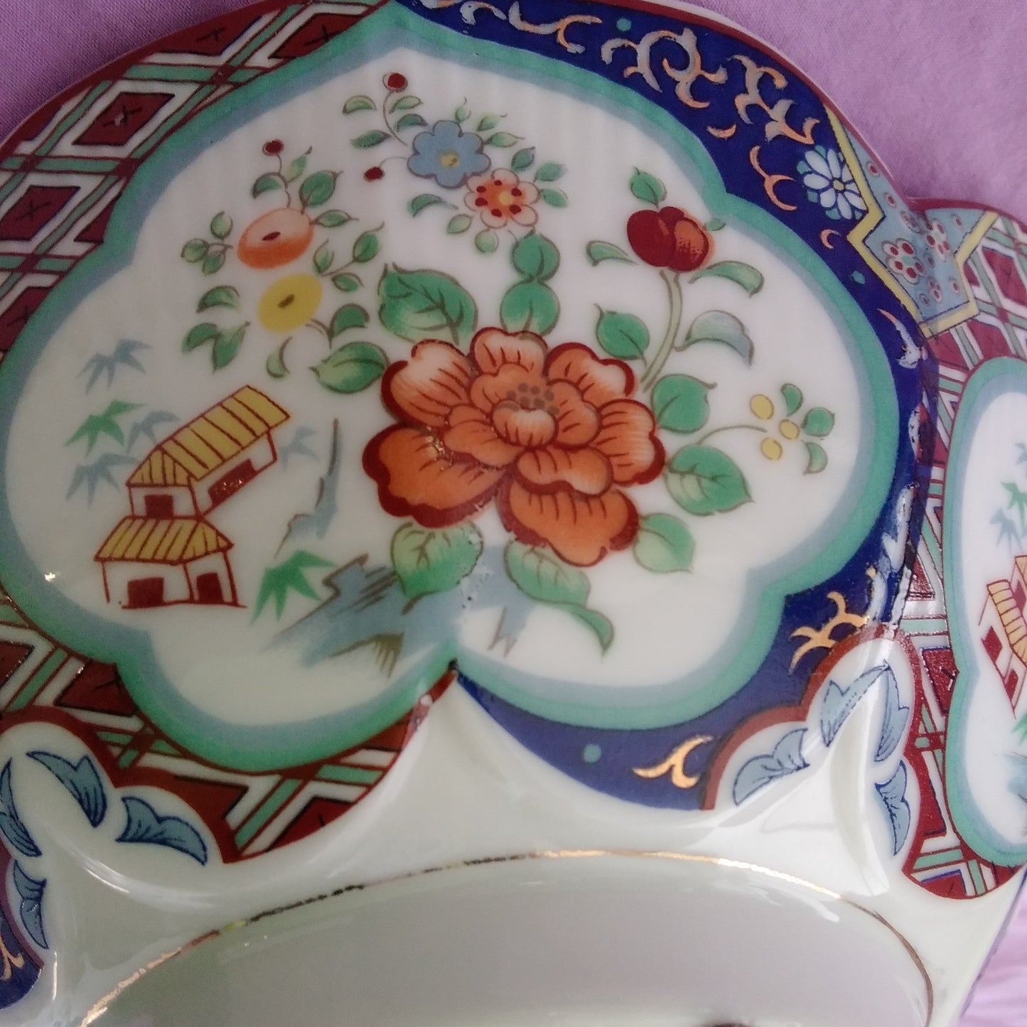 Imari Ware Porcelain Lotus Flower Scalloped 7" Bowl