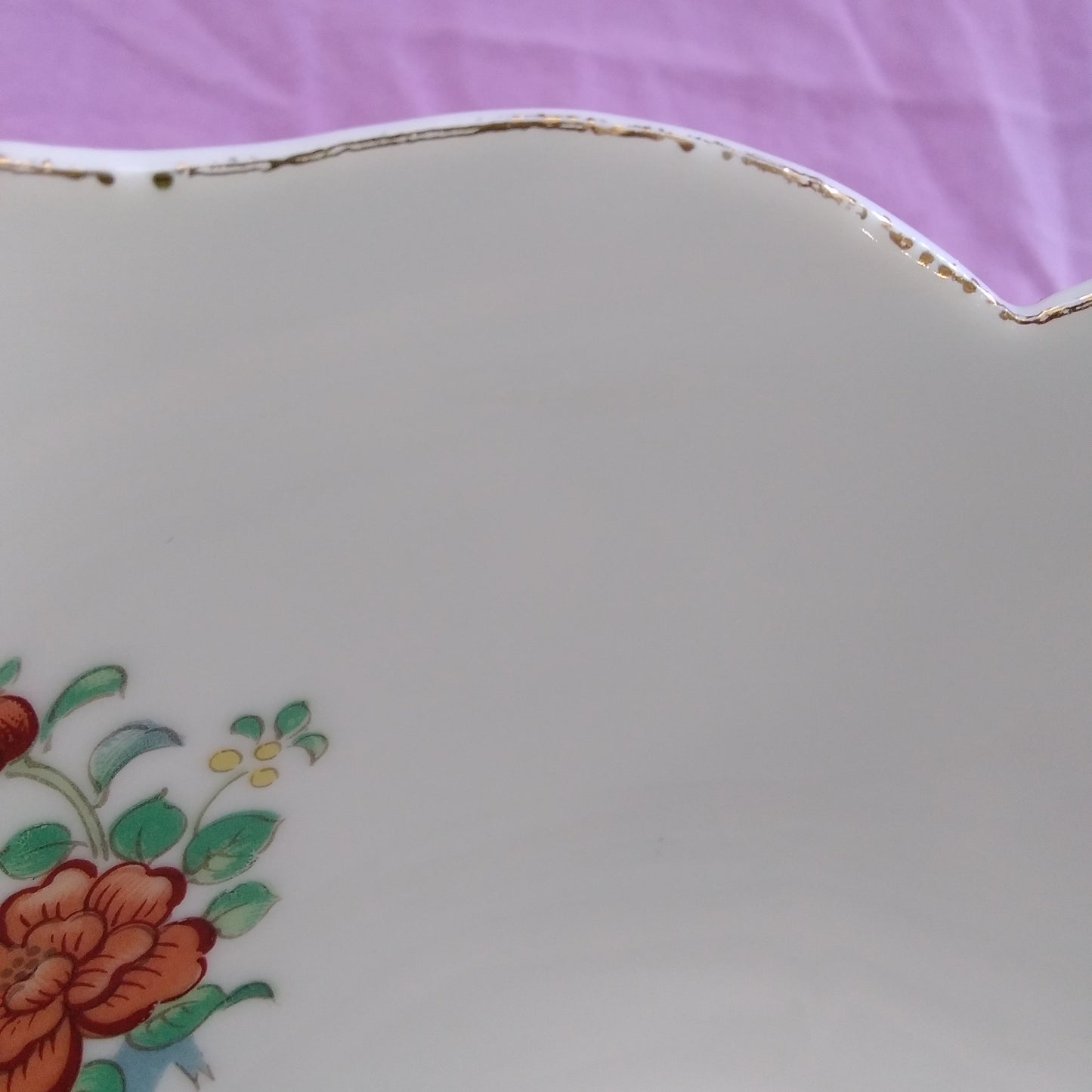 Imari Ware Porcelain Lotus Flower Scalloped 7" Bowl