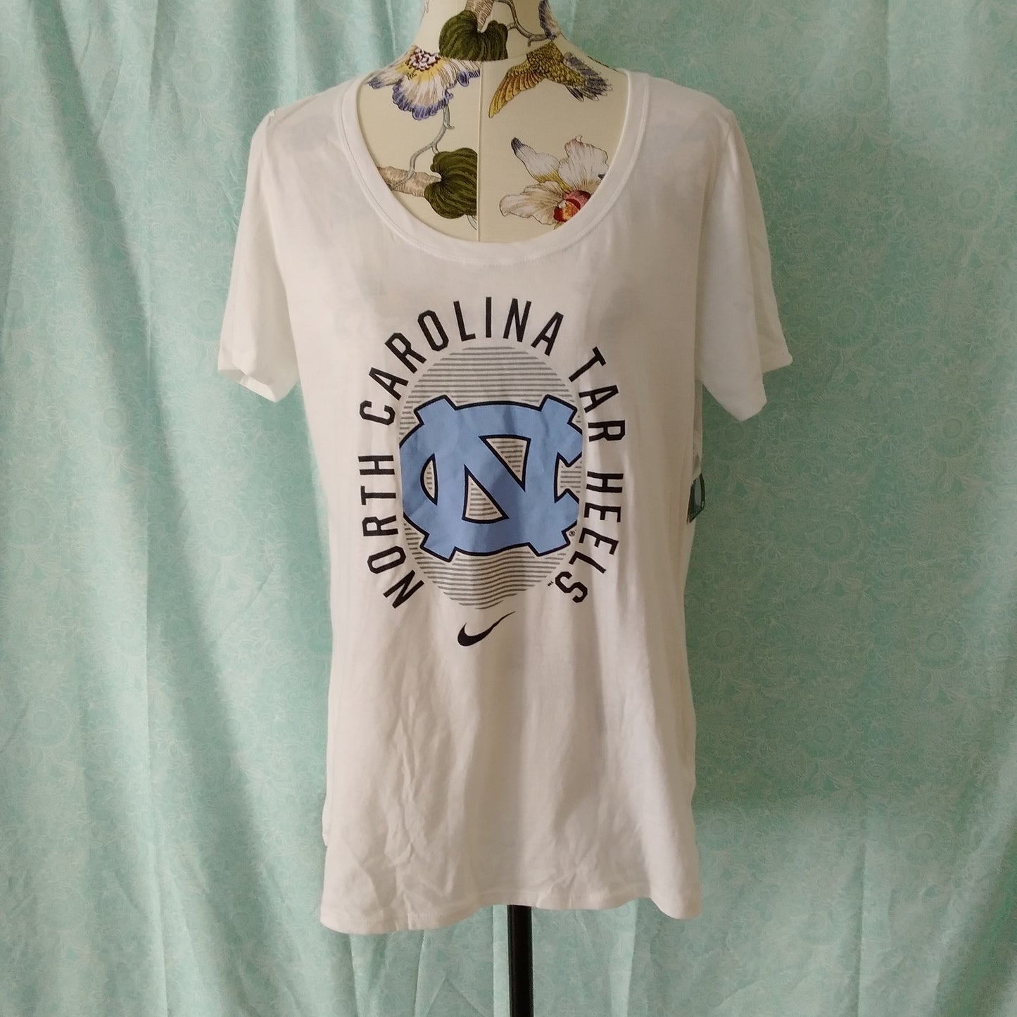 Women's North Carolina Tar Heels White Scoop Neck SS Tee NWT- Size Large