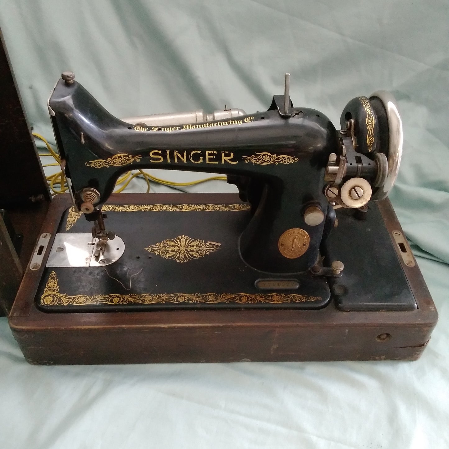 Vintage Singer Sewing Machine Y718527 - NOT WORKING for PARTS ONLY