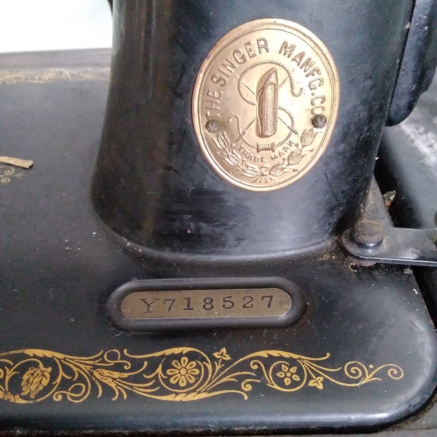 Vintage Singer Sewing Machine Y718527 - NOT WORKING for PARTS ONLY
