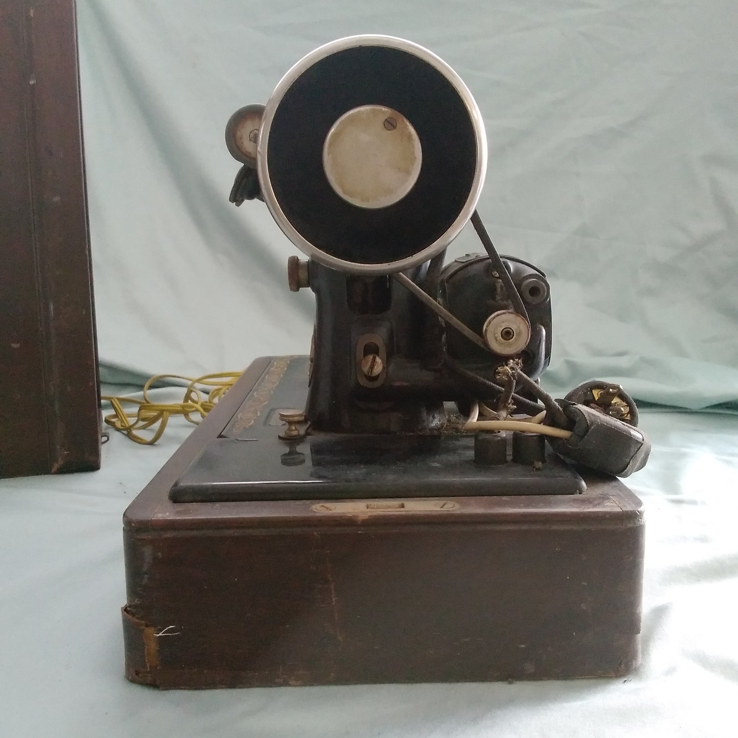 Vintage Singer Sewing Machine Y718527 - NOT WORKING for PARTS ONLY