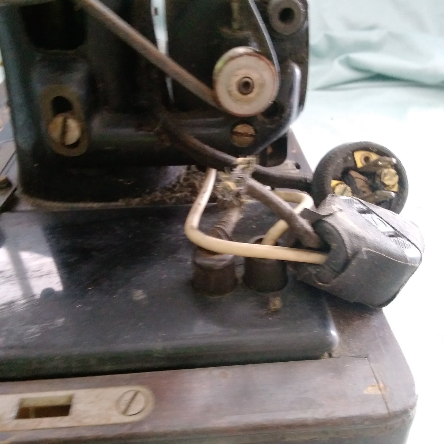 Vintage Singer Sewing Machine Y718527 - NOT WORKING for PARTS ONLY