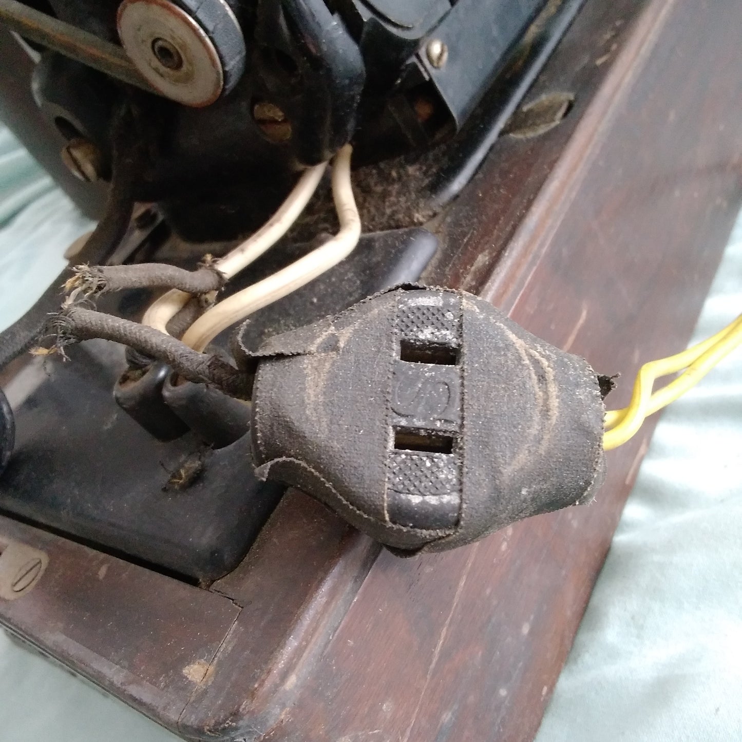 Vintage Singer Sewing Machine Y718527 - NOT WORKING for PARTS ONLY