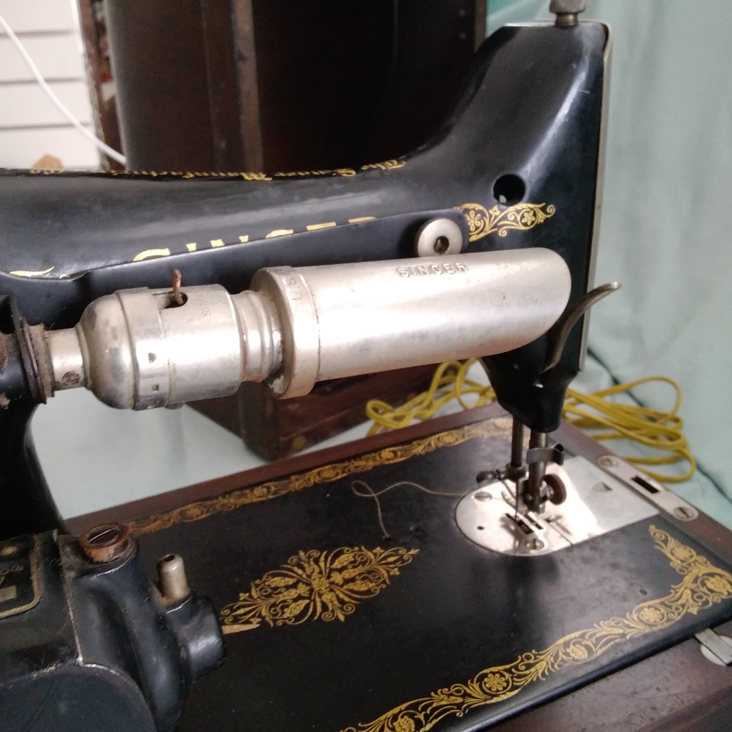 Vintage Singer Sewing Machine Y718527 - NOT WORKING for PARTS ONLY